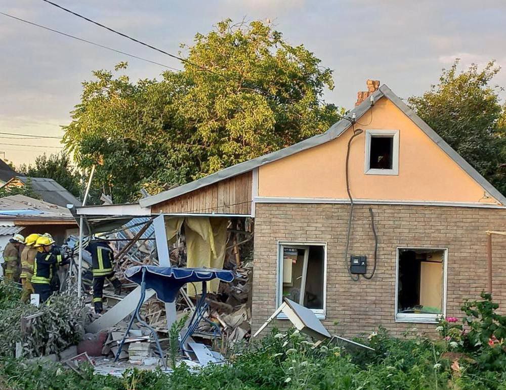 Оккупанты ночью из "Градов" ударили по Никополю: два человека погибли, есть раненые